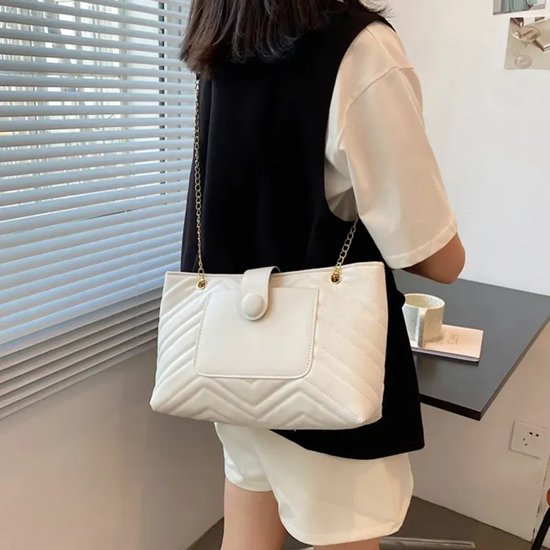 Women Fashion Solid Color Chain Shoulder Bag - Image 3